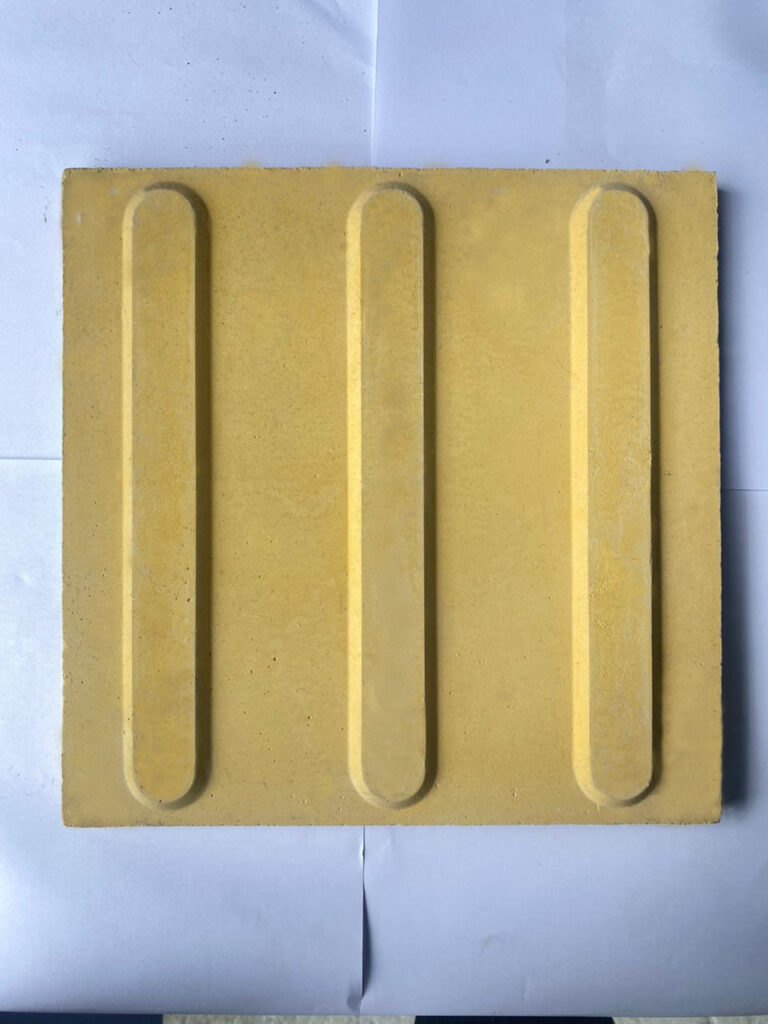 PISO TATIL DIRECIONAL CIMENTICIO AMARELO