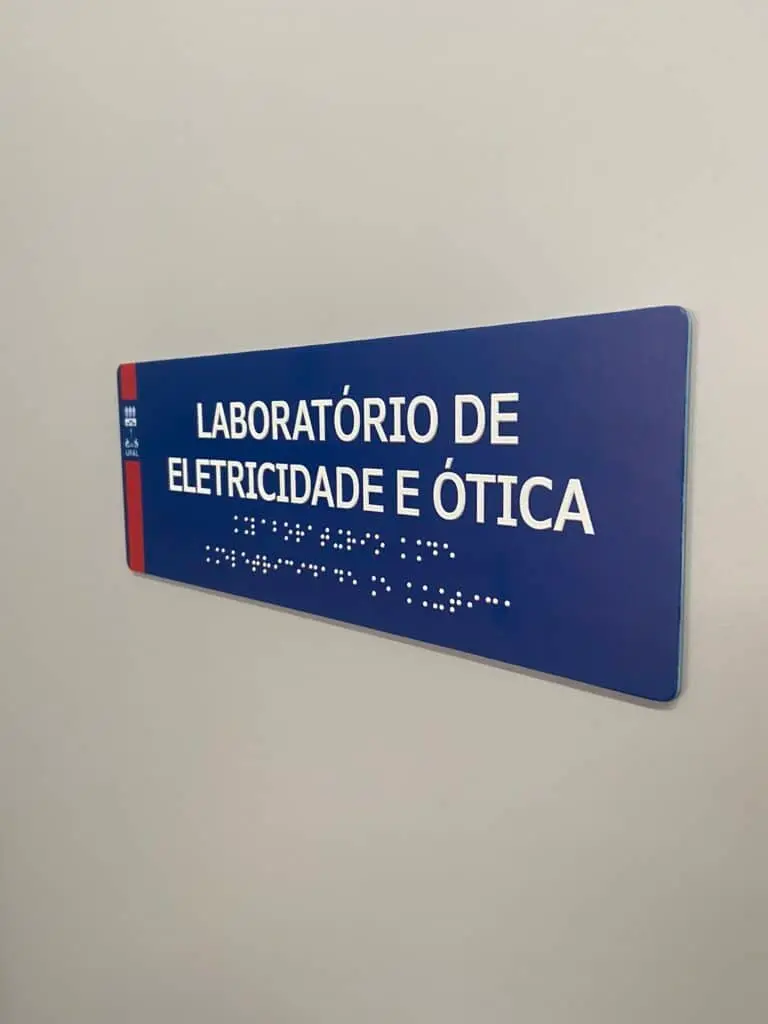 Placa em braile Laboratório de eletricidade e ótica