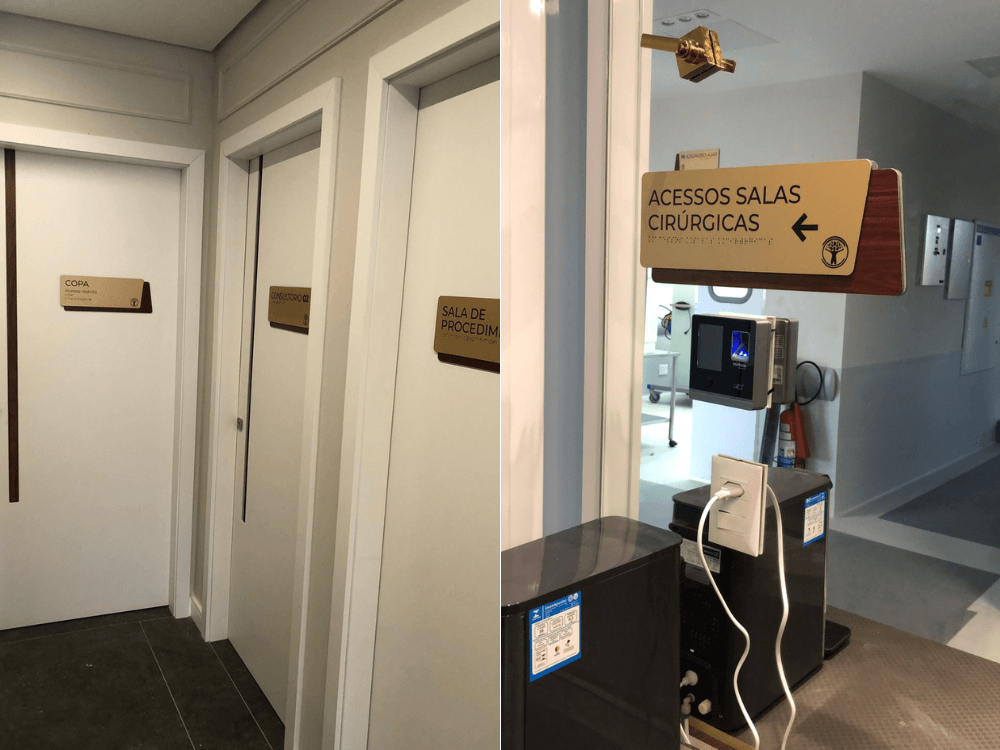 Corredor de edifício com portas identificadas por placas e sinalização tátil em uma entrada de área cirúrgica. Tudo para explicar o desenho universal acessibilidade.
